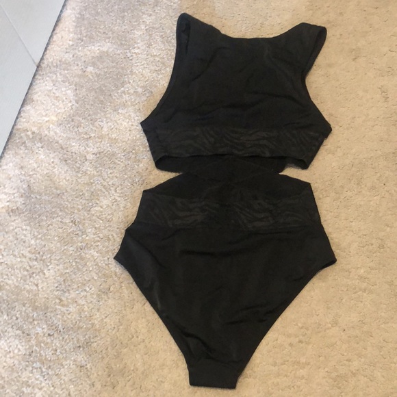 ⭐️H&M black cut out maillot swimwear - Picture 4 of 9